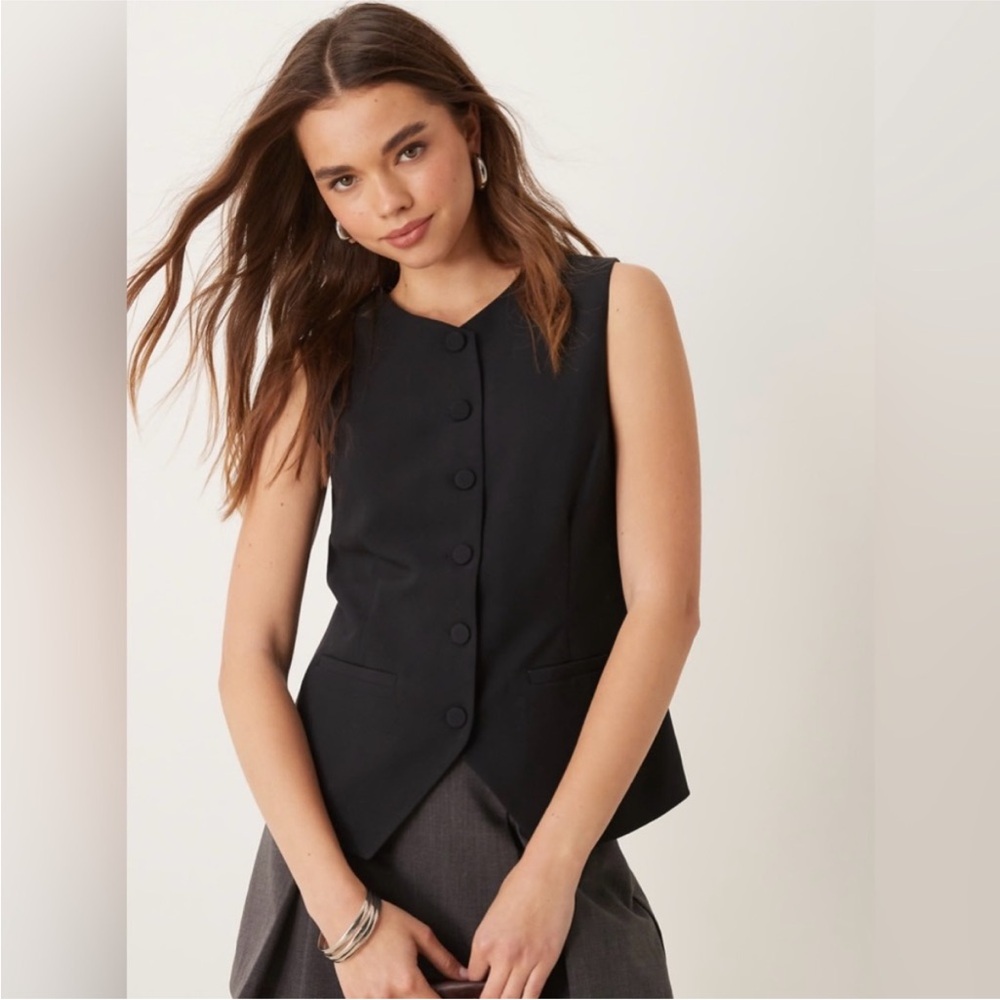 Abercrombie Long-Length Tailored Vest
Set Top